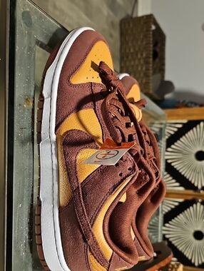 Nike Men's Low-Top Sneakers in Brown and Mustard